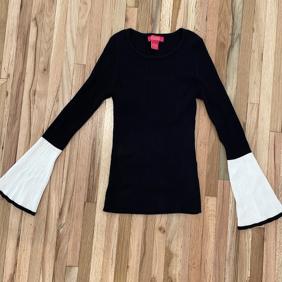 Ribbed long sleeve shirt with bell sleeves - Picture 1 of 3